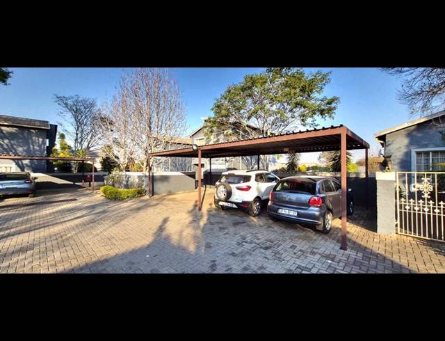 3 BEDROOM TOWNHOUSE FOR SALE IN HEUWELSIG ESTATE